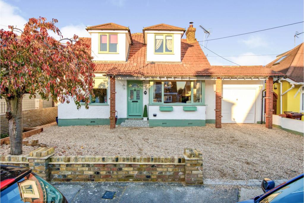 6 bedroom detached house for sale in Park Road, Benfleet, SS7