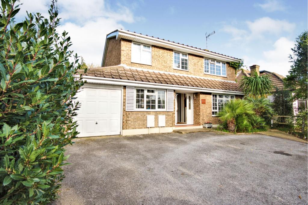 4 bedroom detached house for sale in Eastwood Road, Rayleigh, SS6