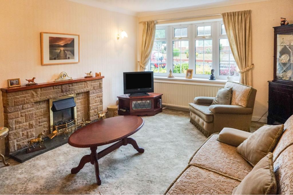 3 bedroom detached bungalow for sale in Lake Farm Road, Rainworth, NG21