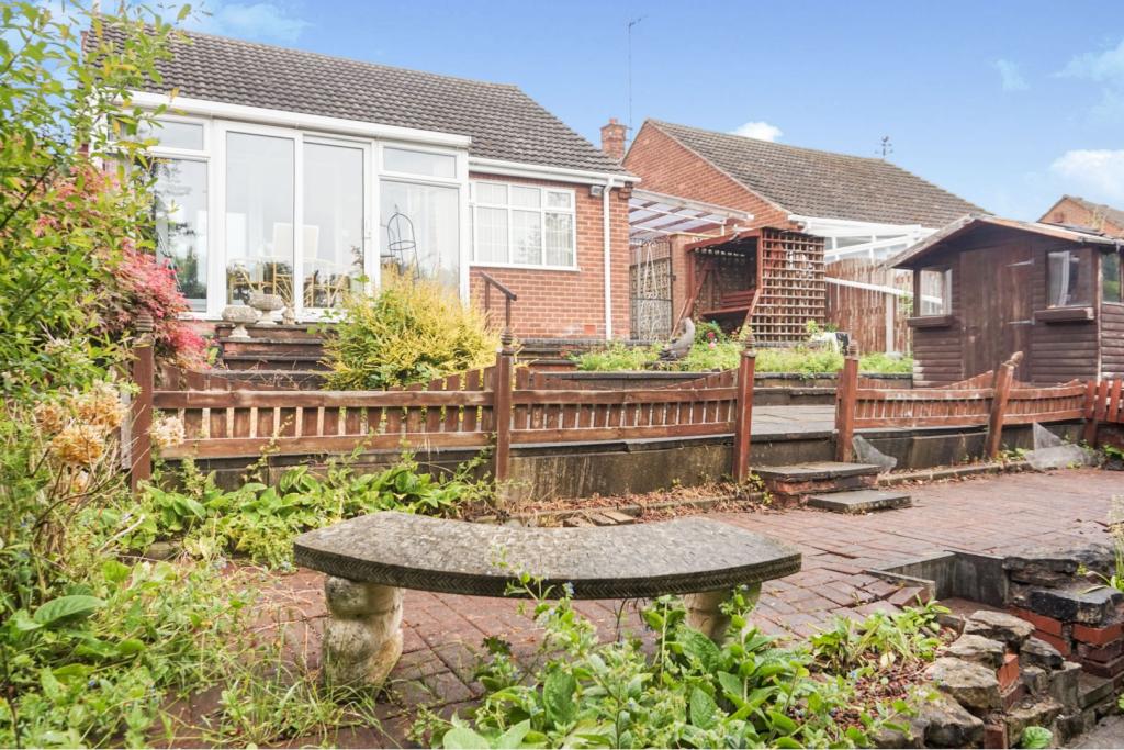 3 bedroom detached bungalow for sale in Lake Farm Road, Rainworth, NG21