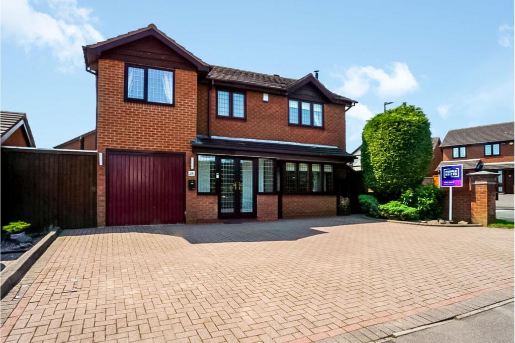 4 bedroom detached house for sale in Calder Drive, Sutton Coldfield, B76