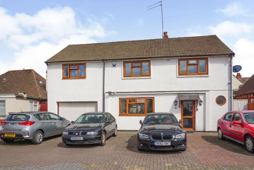 5 bedroom detached house for sale in Roundhill Road, Leicester, LE5