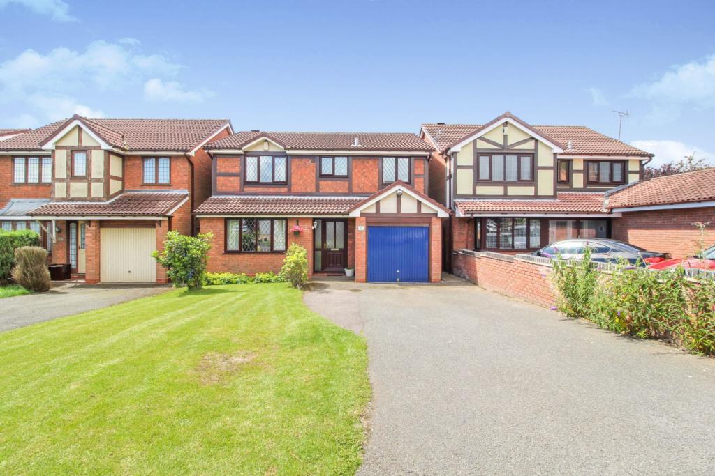 4 bedroom detached house for sale in Lucerne Road, Oakwood, Derby, DE21