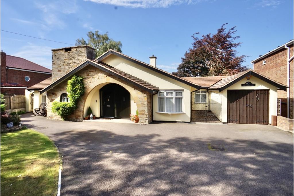 4 bedroom detached bungalow for sale in Gillway Lane, Tamworth, B79
