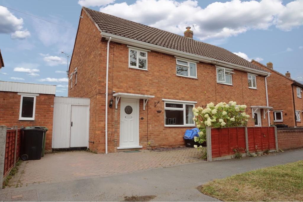3 bedroom semidetached house for sale in Claverley Crescent