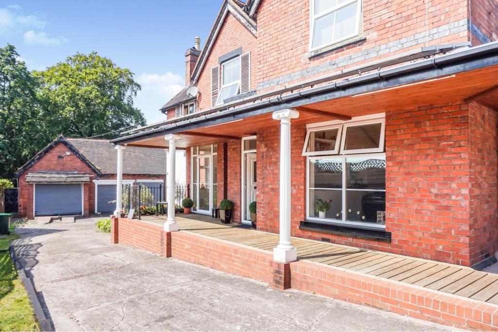 5 bedroom semidetached house for sale in Halesowen Road, Cradley Heath