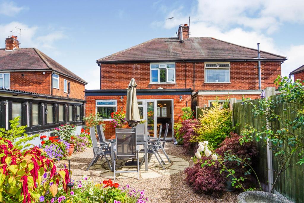 3 bedroom semidetached house for sale in Kirklington Road, Bilsthorpe, Newark, NG22