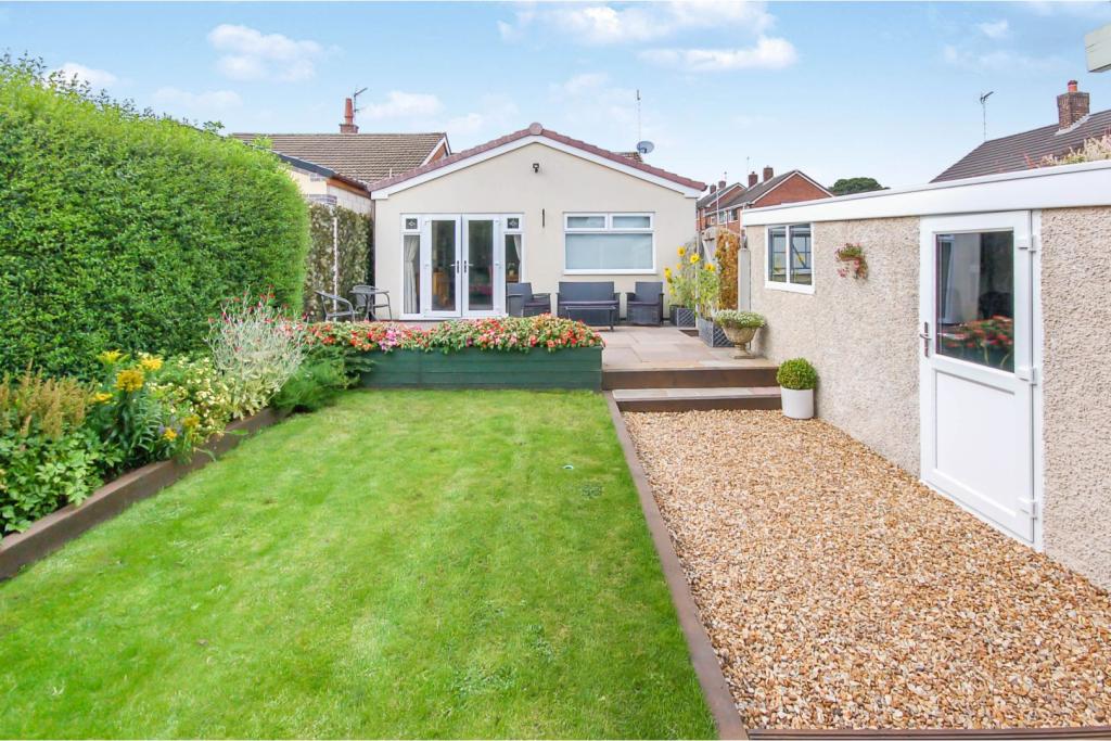 3 bedroom semidetached bungalow for sale in Marsh View, Meir Heath