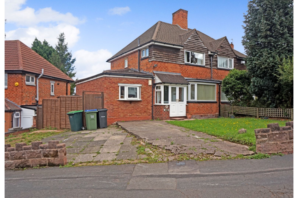 4 bedroom semidetached house for sale in Barston Road, Oldbury, B68