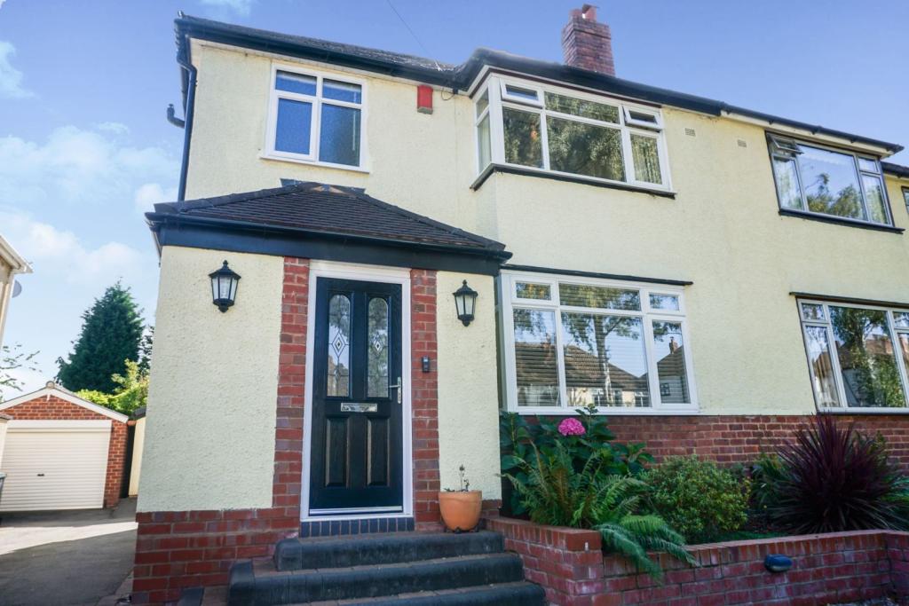 3 bedroom semidetached house for sale in Kingsley Road, Kingswinford, DY6