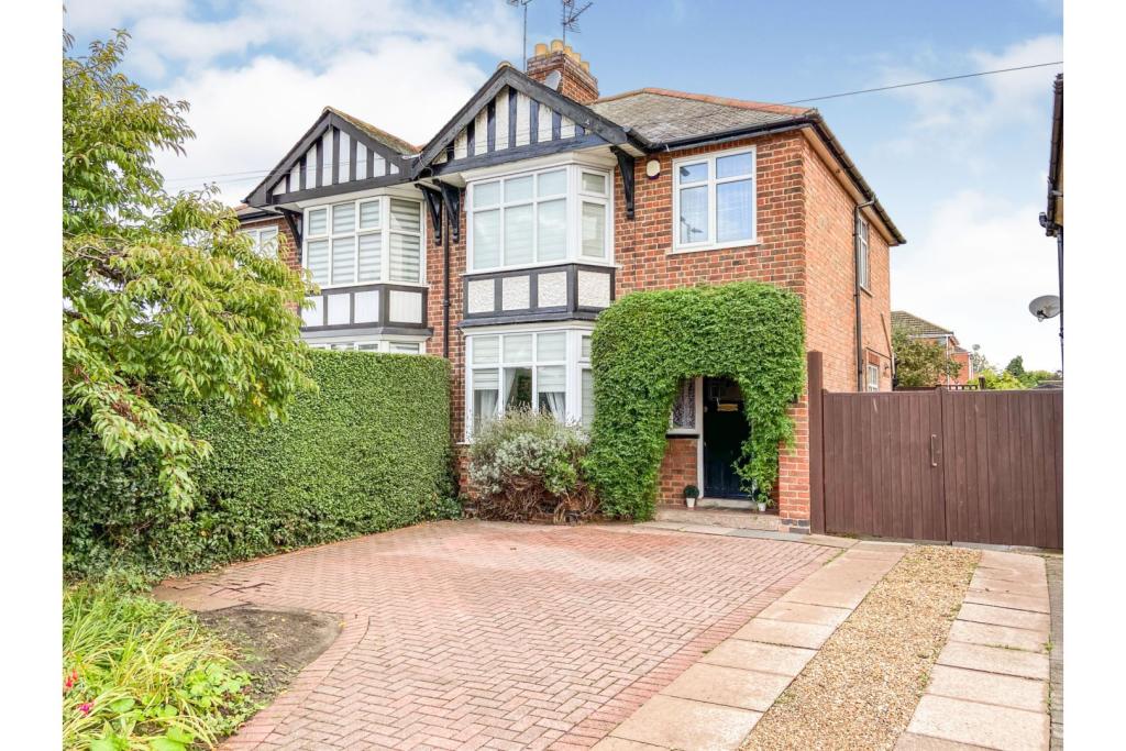 3 bedroom semidetached house for sale in Narborough Road South