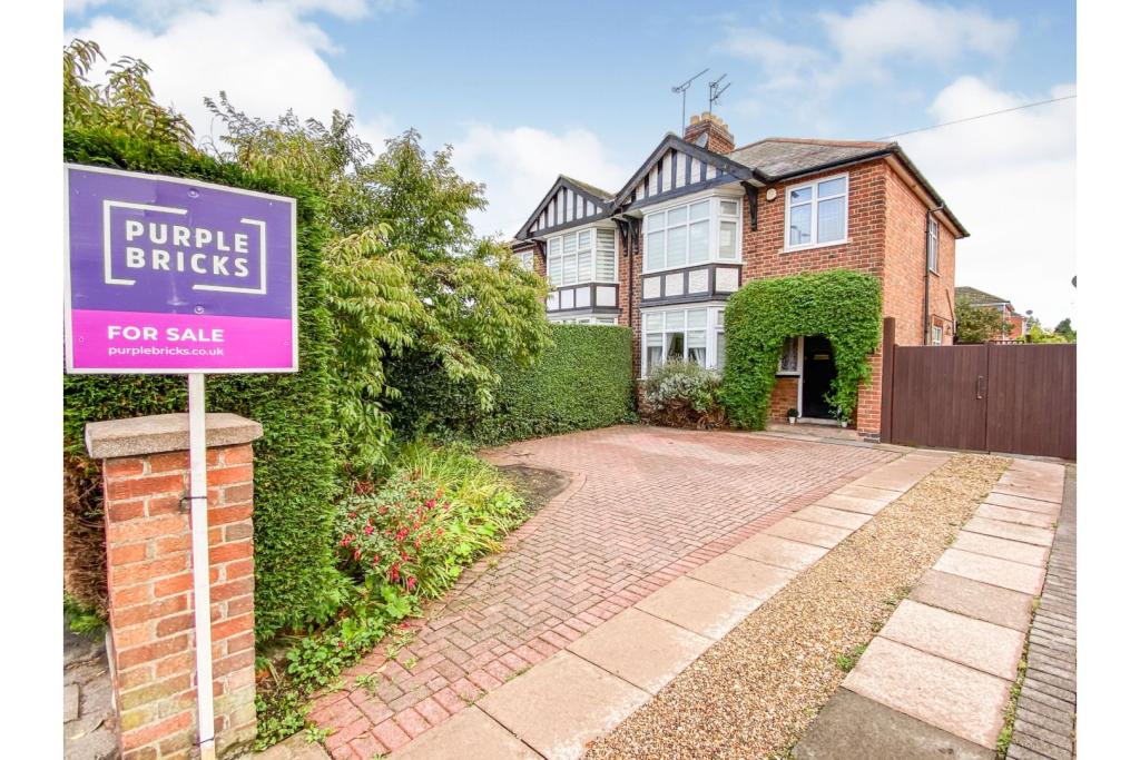 3 bedroom semidetached house for sale in Narborough Road South