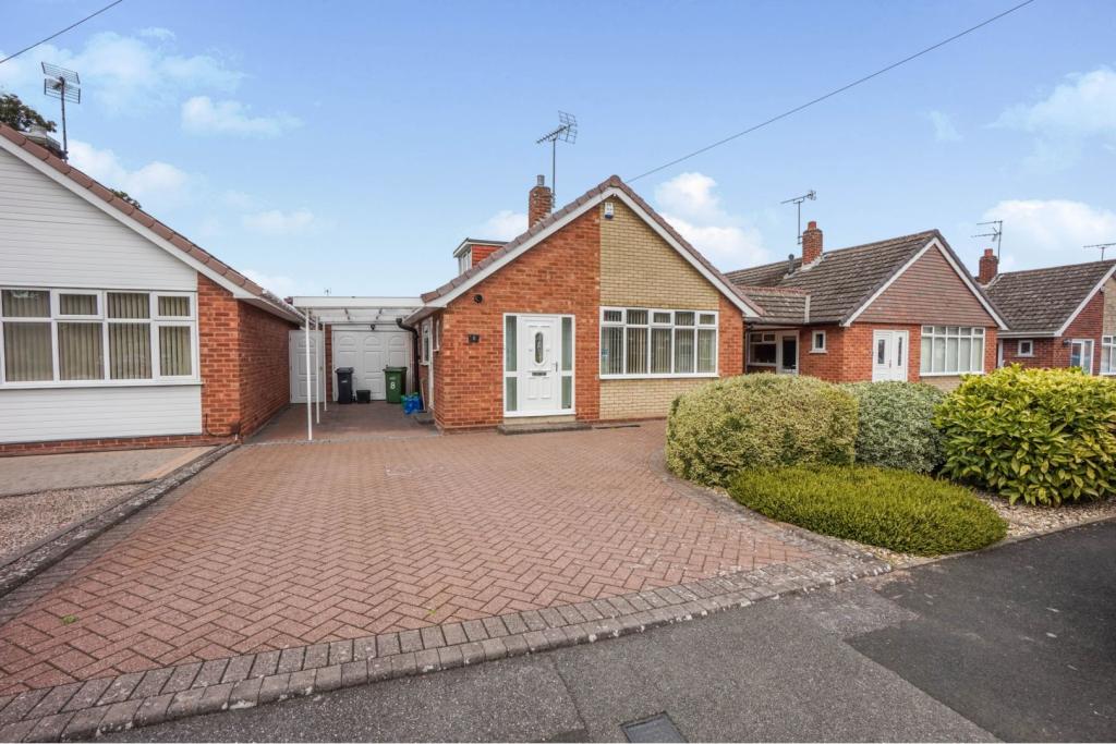 2 bedroom bungalow for sale in Frayne Avenue, Kingswinford, DY6
