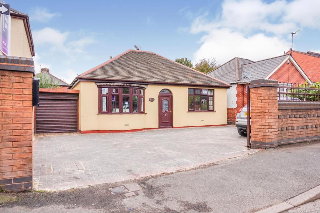 2 bedroom detached bungalow for sale in Bradleys Lane, Coseley, Bilston