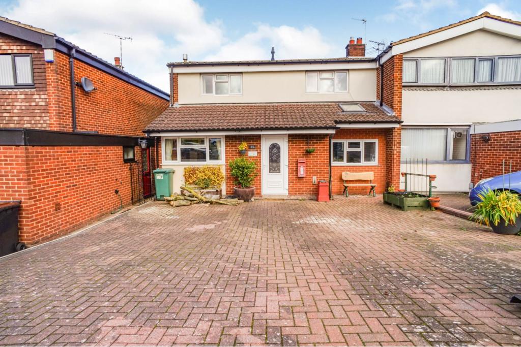3 bedroom semidetached house for sale in Amos Avenue, Nuneaton, CV10