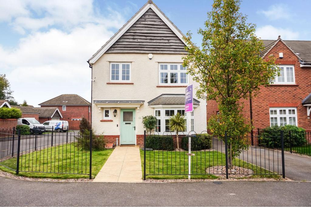 3 bedroom detached house for sale in Himley Close, Bilston, WV14