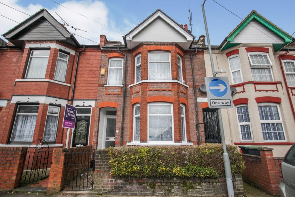 3 bedroom terraced house for sale in Shaftesbury Road, Luton, LU4