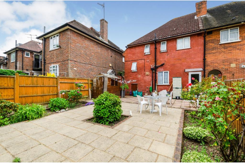 3 bedroom end of terrace house for sale in Dover House Road, Putney, SW15