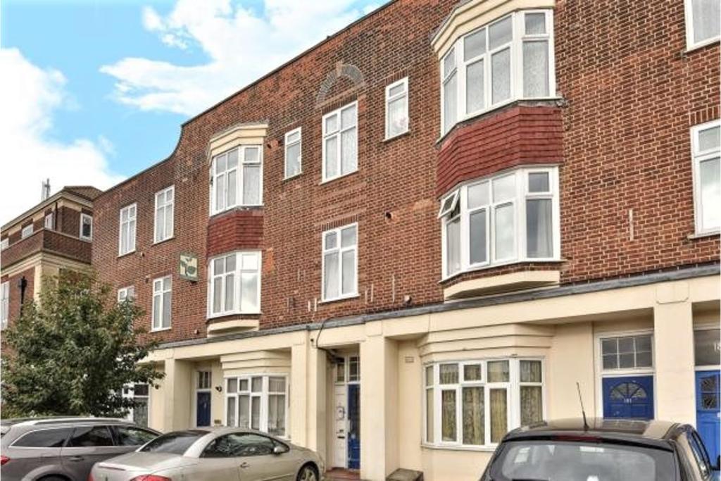 3 bedroom apartment for sale in Bromley Road, Catford, SE6