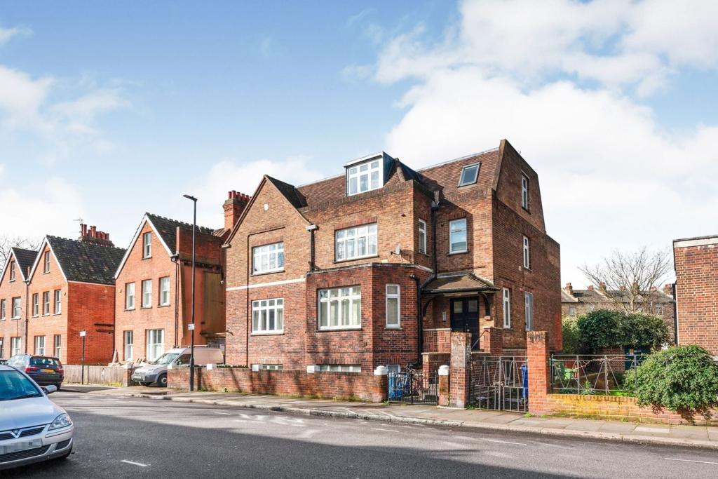1 bedroom ground floor flat for sale in 5456 Knatchbull Road, London, SE5