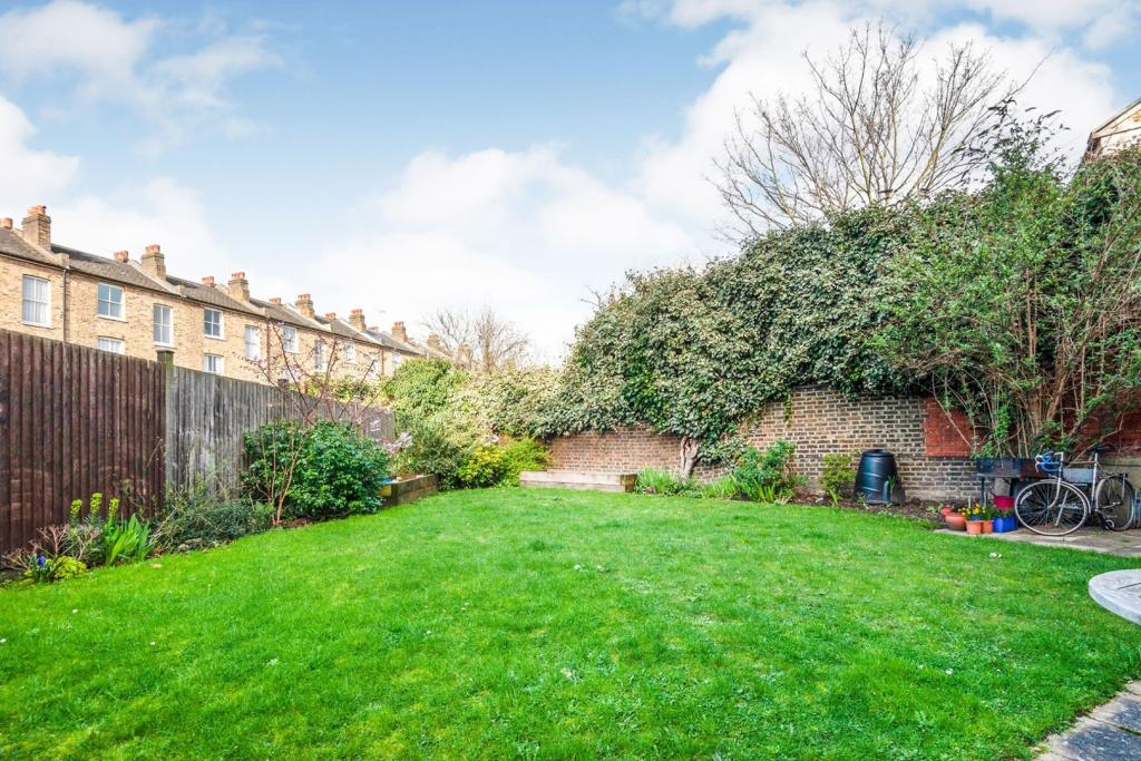 1 bedroom ground floor flat for sale in 5456 Knatchbull Road, London, SE5