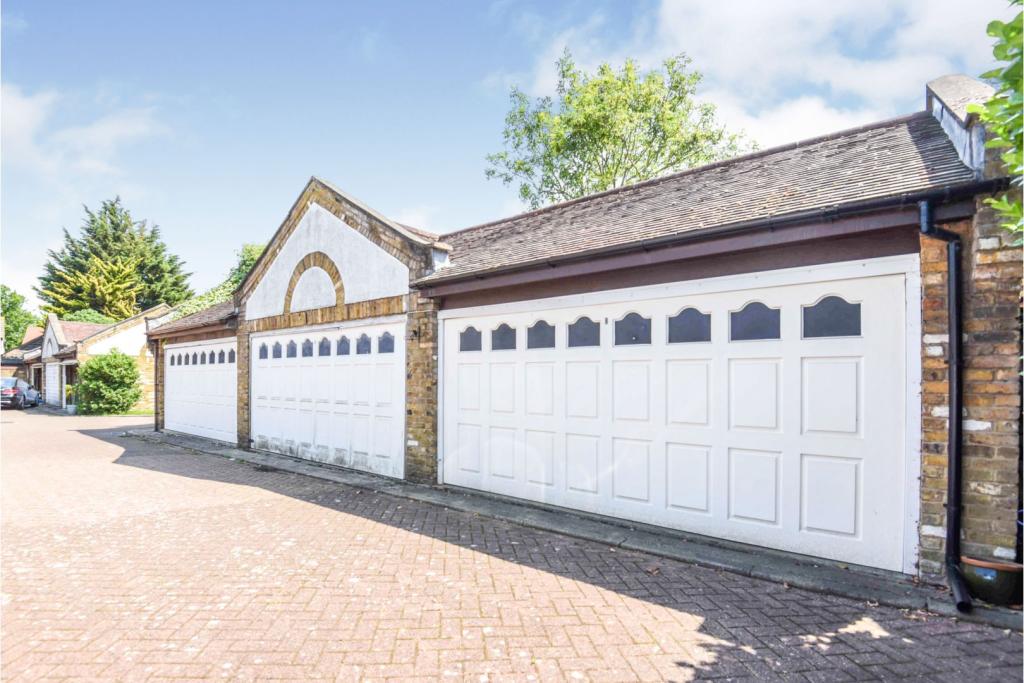 3 bedroom end of terrace house for sale in Hornchurch Road, Hornchurch