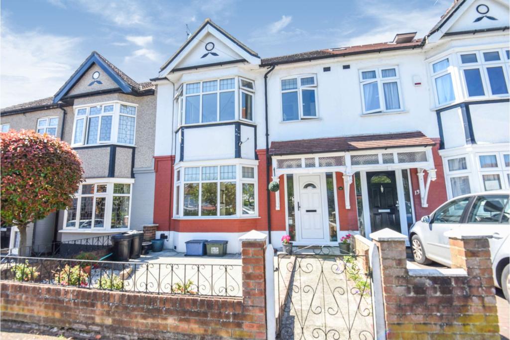 3 bedroom terraced house for sale in Greenstead Gardens, Woodford Green