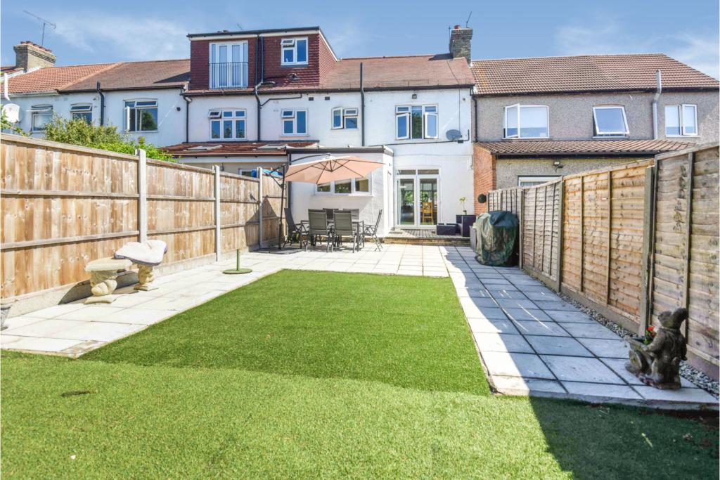 3 bedroom terraced house for sale in Greenstead Gardens, Woodford Green, IG8
