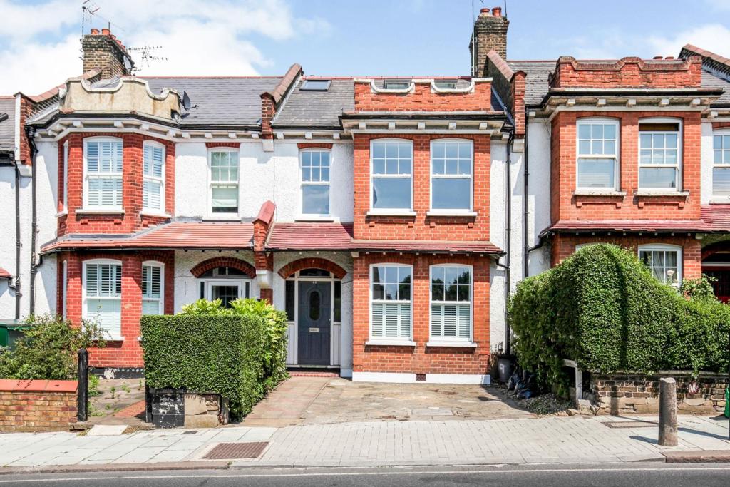 4 bedroom terraced house for sale in Herne Hill Road, Herne Hill, SE24