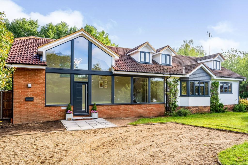 4 bedroom detached house for sale in River Island Close, Fetcham