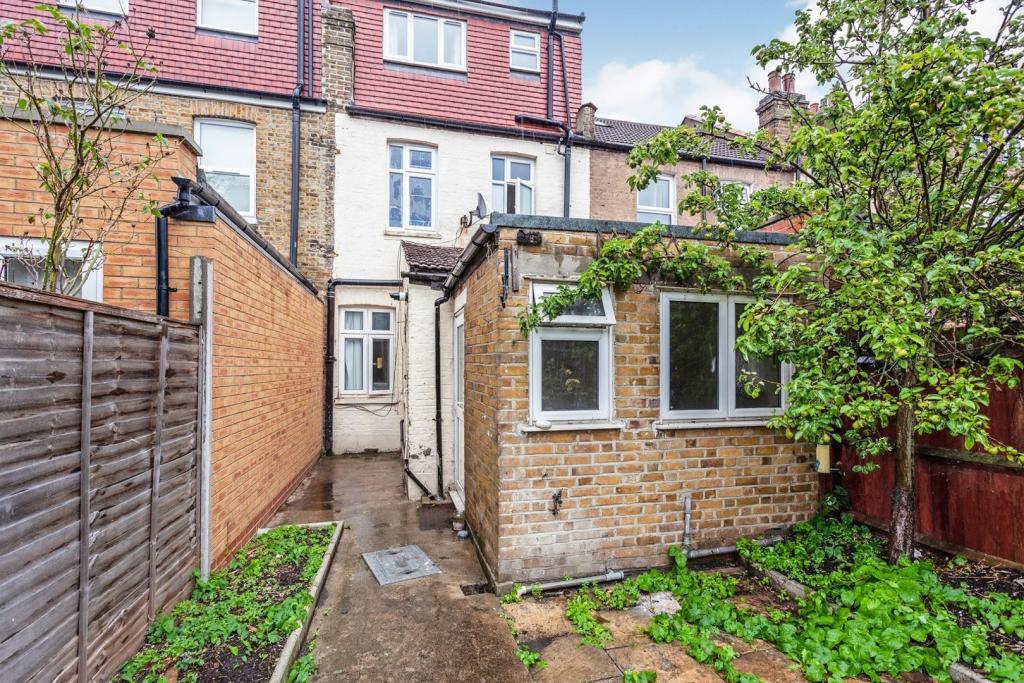 3 bedroom terraced house for sale in Blackshaw Road, Tooting, SW17