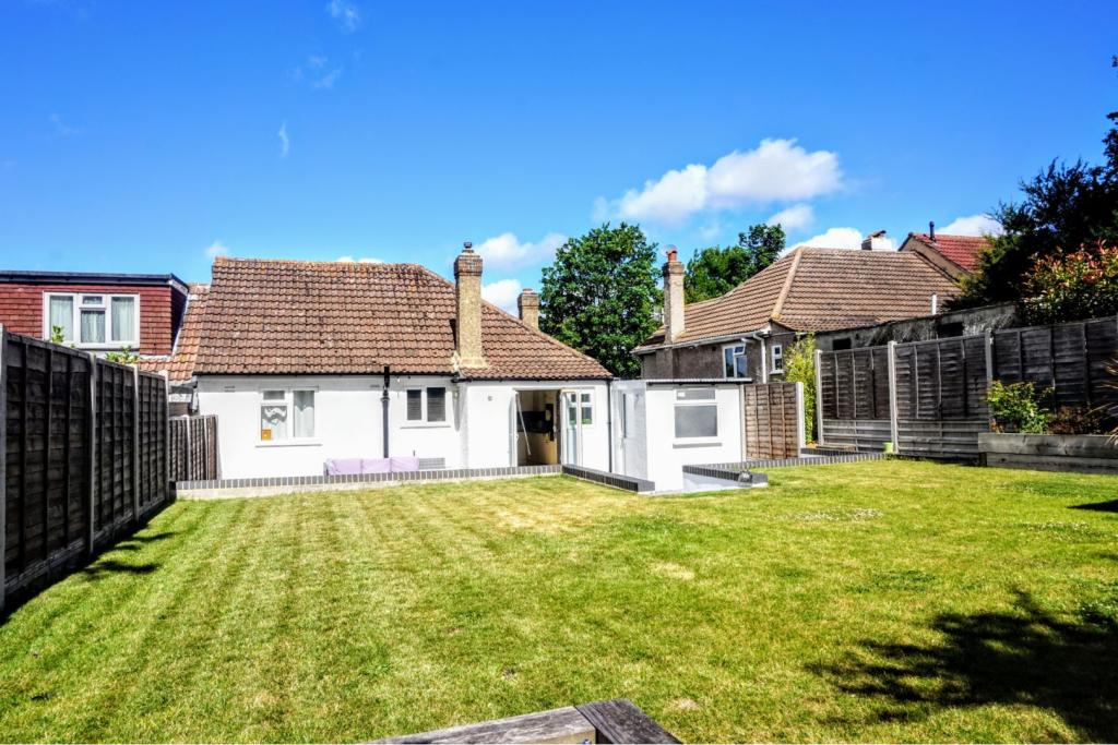 2 bedroom semidetached bungalow for sale in Hill View Road, New Barn, DA3