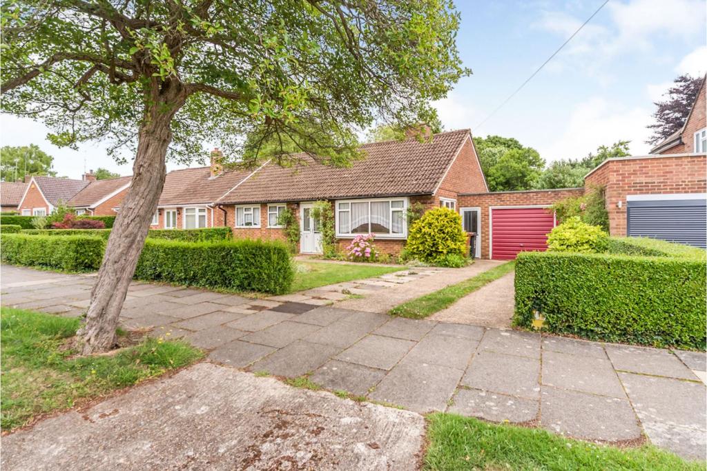 3 bedroom detached bungalow for sale in Turmore Dale, Welwyn Garden