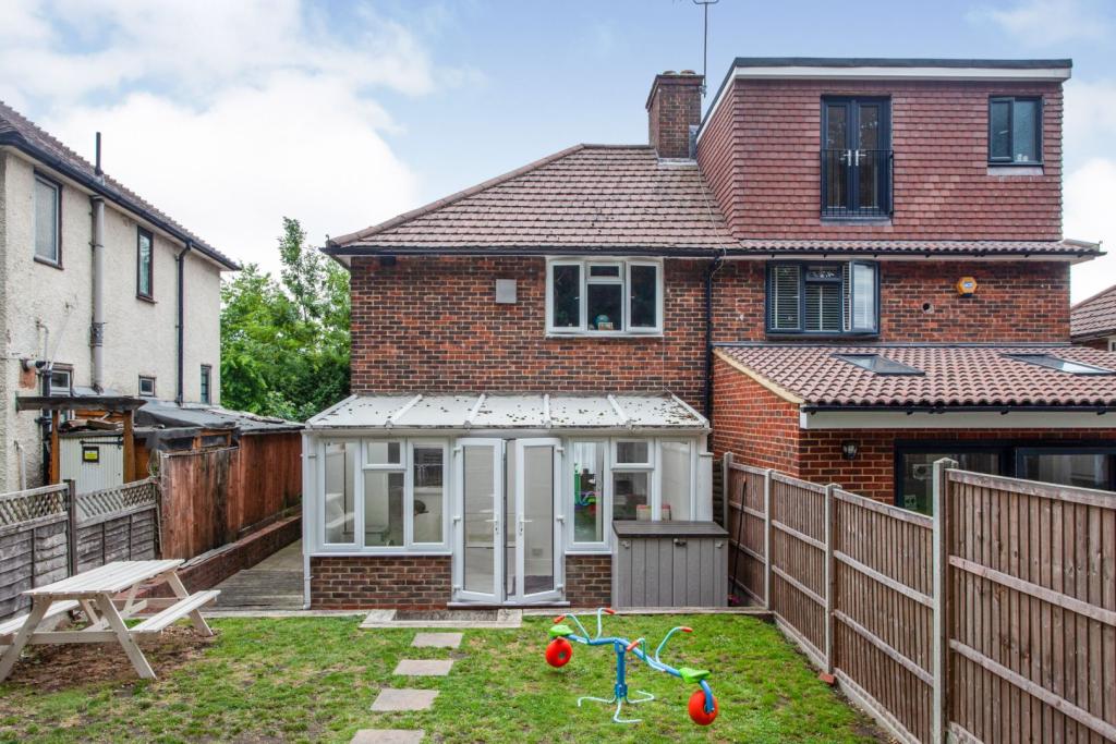 2 bedroom semidetached house for sale in Friday Hill West, Chingford, E4