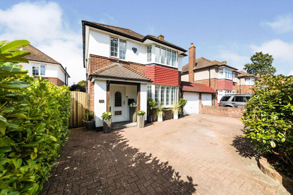 4 bedroom detached house for sale in Cheyne Close, Bromley, BR2