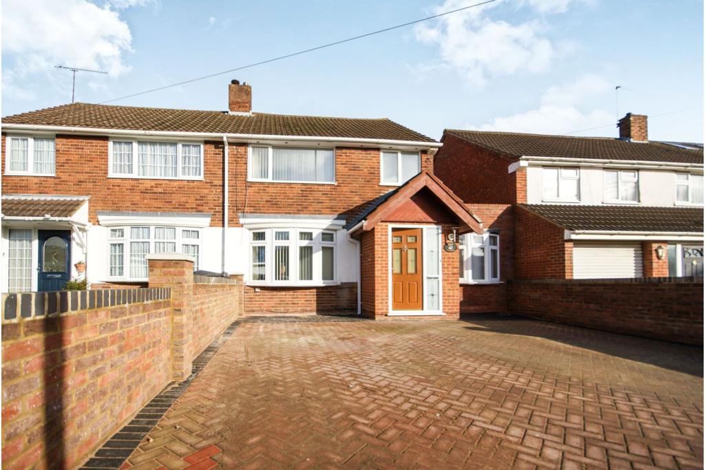 4 bedroom semidetached house for sale in Sundon Park Road, Luton, LU3