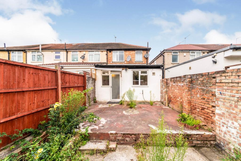 2 bedroom end of terrace house for sale in Lansbury Drive, Hayes, UB4