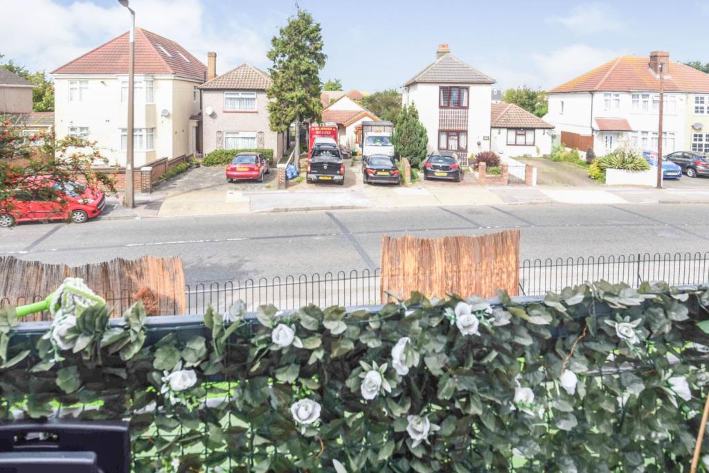 3 bedroom for sale in Cherry Tree Lane, Rainham, RM13