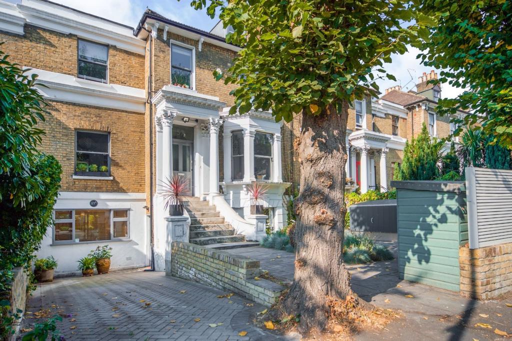 2 bedroom ground floor flat for sale in Lordship Road, Stoke Newington, N16