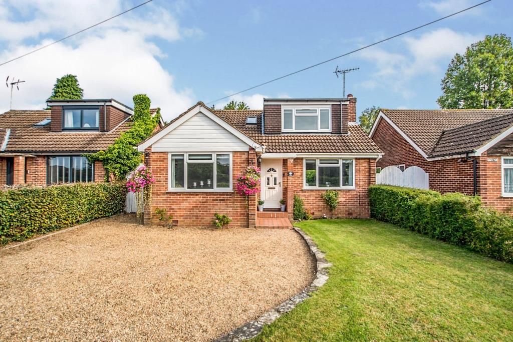 4 bedroom detached house for sale in Elizabeth Avenue, Amersham, HP6