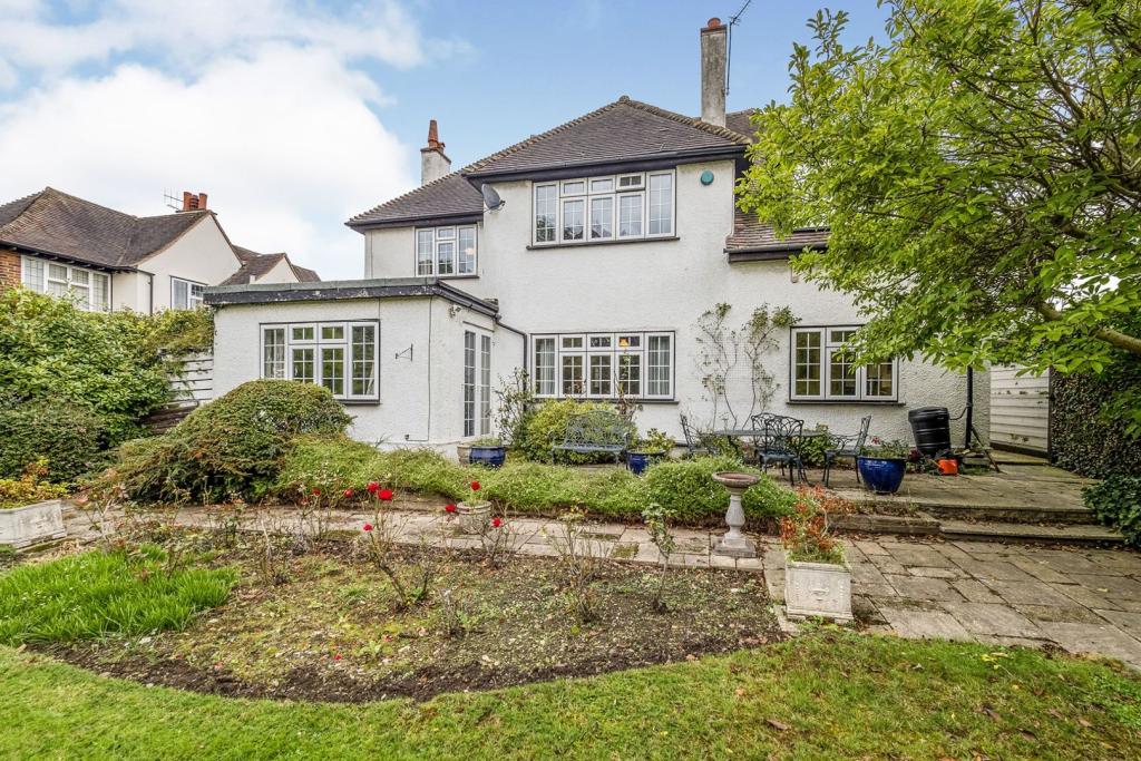 4 bedroom detached house for sale in Carroll Hill, Loughton, IG10