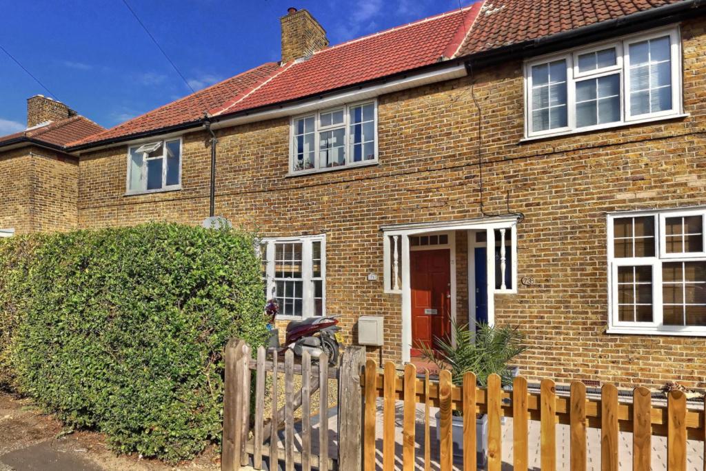 2 bedroom terraced house for sale in Middleton Road, Morden, SM4