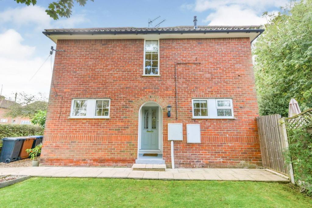 3 bedroom end of terrace house for sale in Knella Green, Welwyn Garden