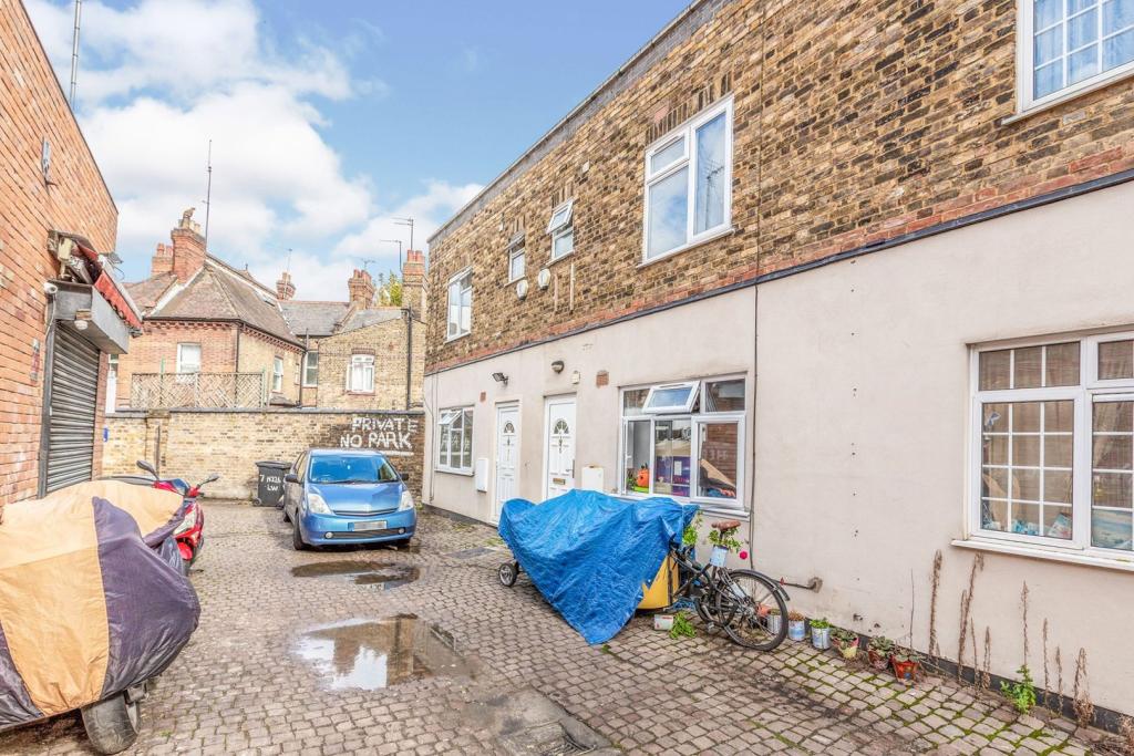 1 bedroom mews property for sale in Gladstone Mews, Wood Green, N22