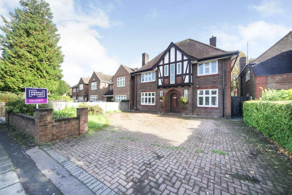 6 bedroom detached house for sale in Old Bedford Road, Luton, LU2