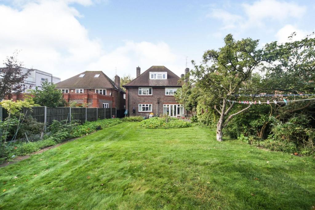 6 bedroom detached house for sale in Old Bedford Road, Luton, LU2