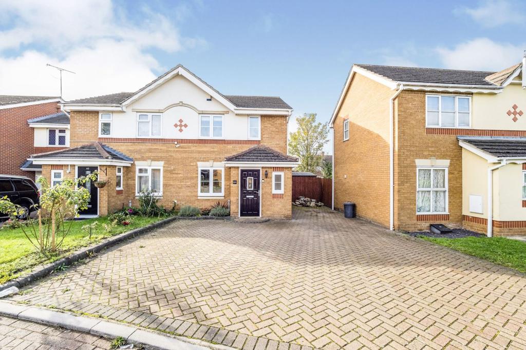 3 bedroom semidetached house for sale in Collingwood Road, Rainham, RM13