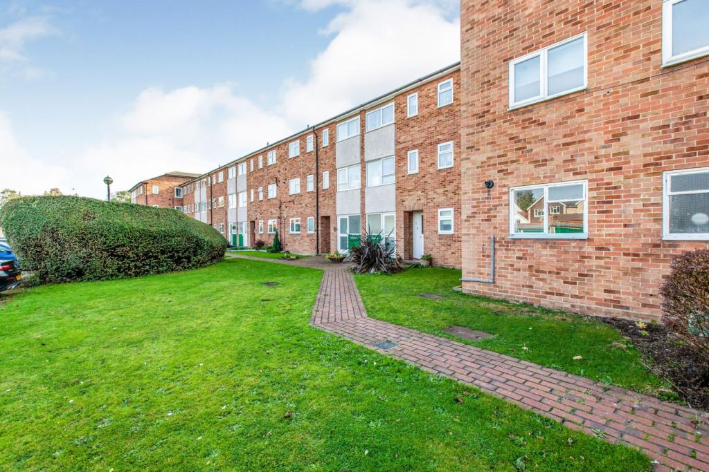 2 bedroom apartment for sale in Fawcett Road, Windsor, SL4