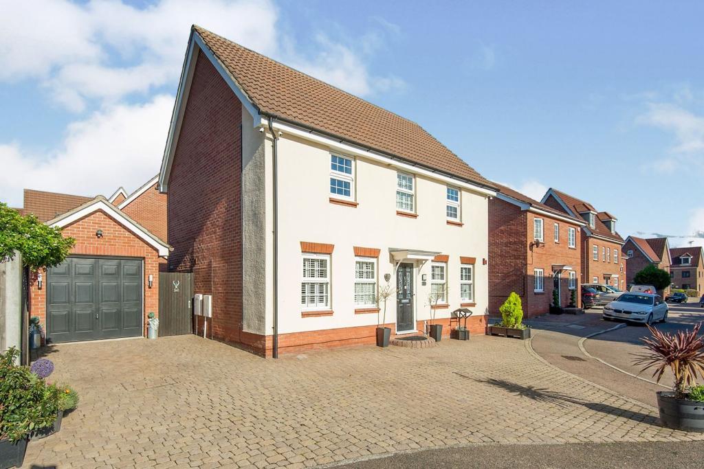 4 bedroom detached house for sale in Frobisher Gardens, Chafford