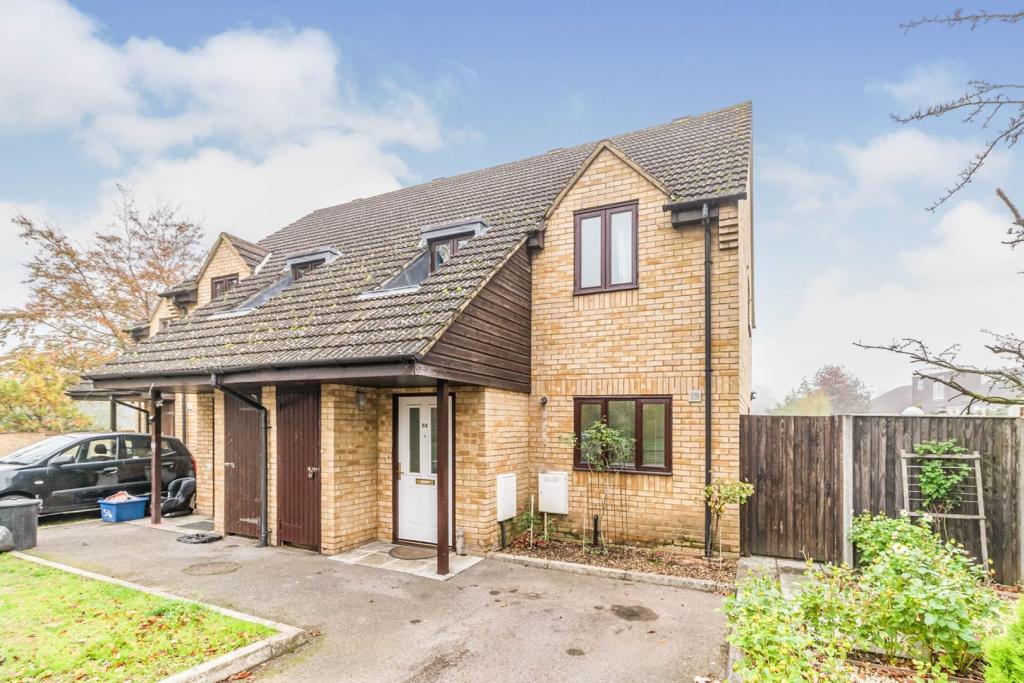 2 bedroom semidetached house for sale in Glebe Way, Feltham, TW13